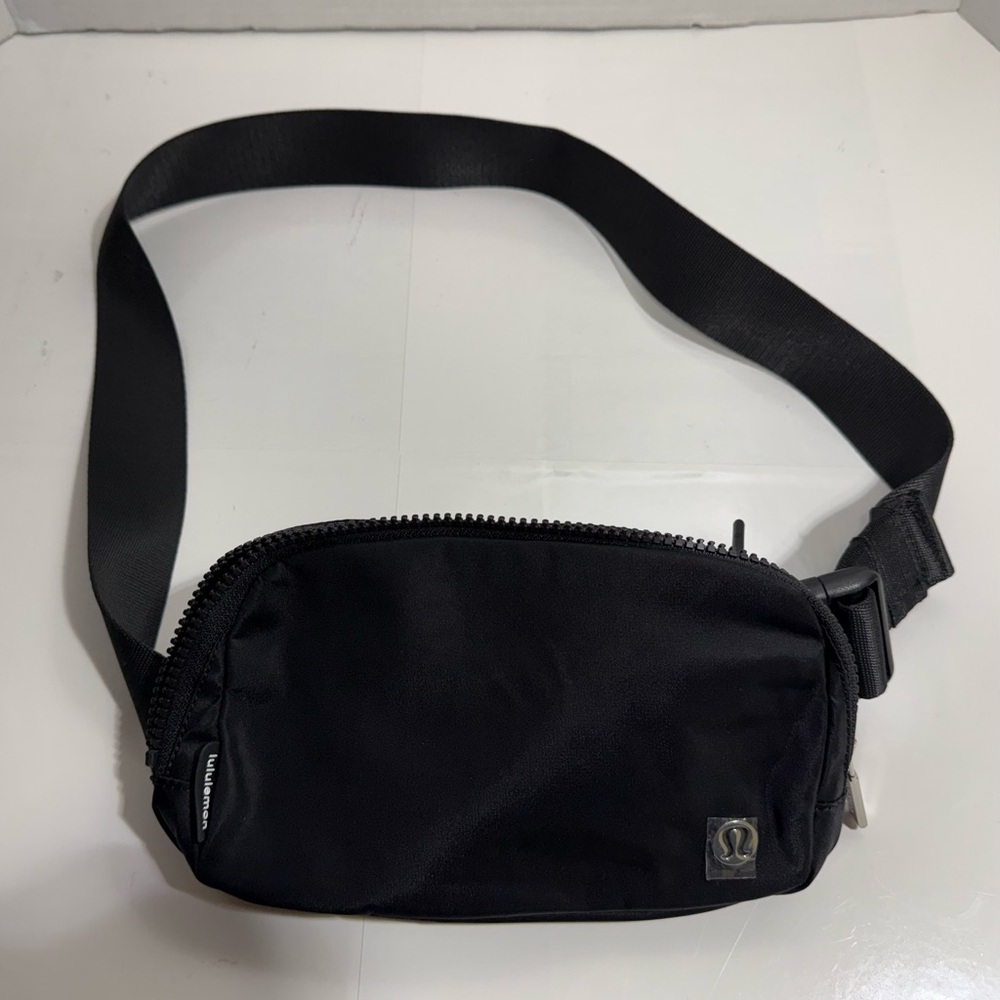 lululemon Everywhere Black Crossbody Belt Bag 1L unisex NWOT